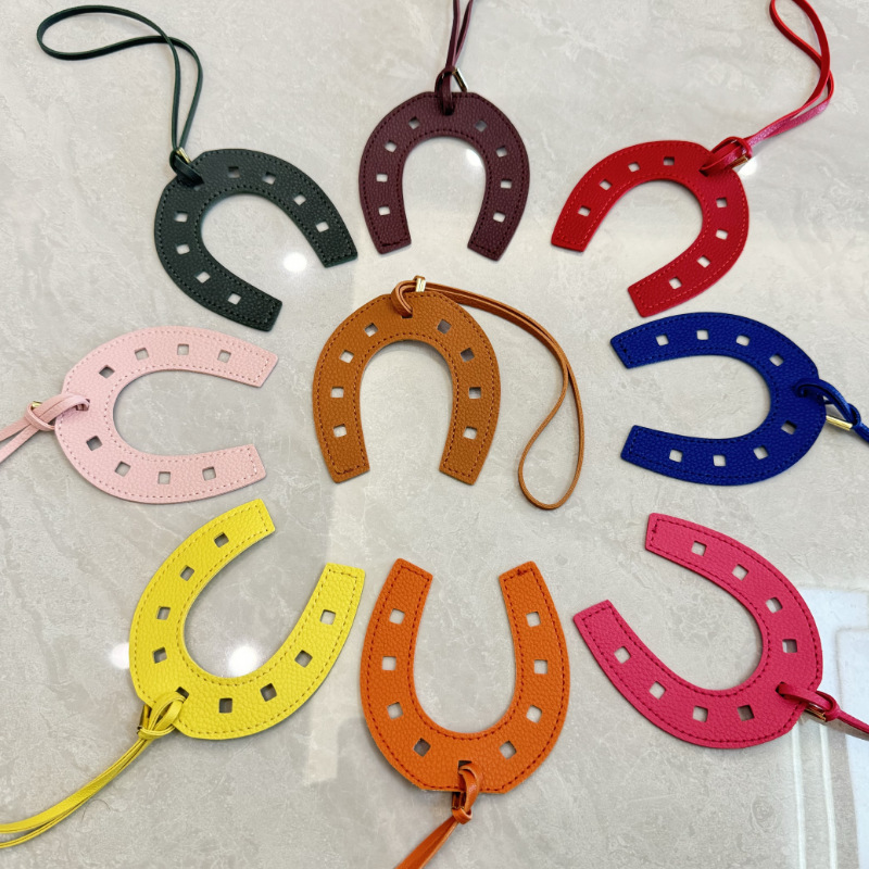 Cross-border in stock Horseshoe Bag Pendant Small Horseshoe Bag Litchi Pattern Keychain Double-sided U-shaped Vegetable Basket Hanging Decoration