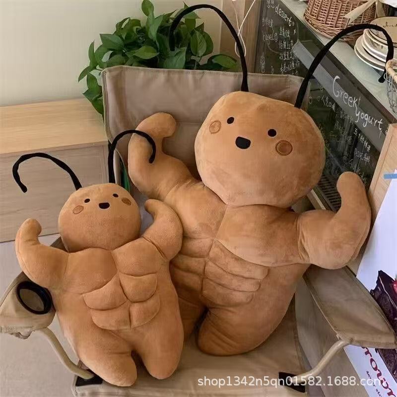 現物のかわいい筋肉の小さい強いぬいぐるみのぬいぐるみの腹筋は人形のベッドの上で南の大きいゴキブリの誕生日の贈り物をからかいます。|undefined