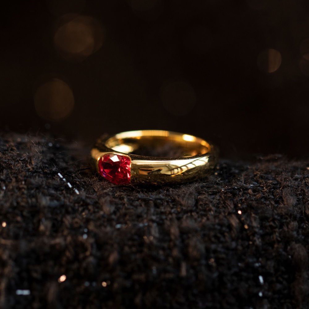 Anello vintage oro con rubino e smeraldo per stile unisex_voghion.com