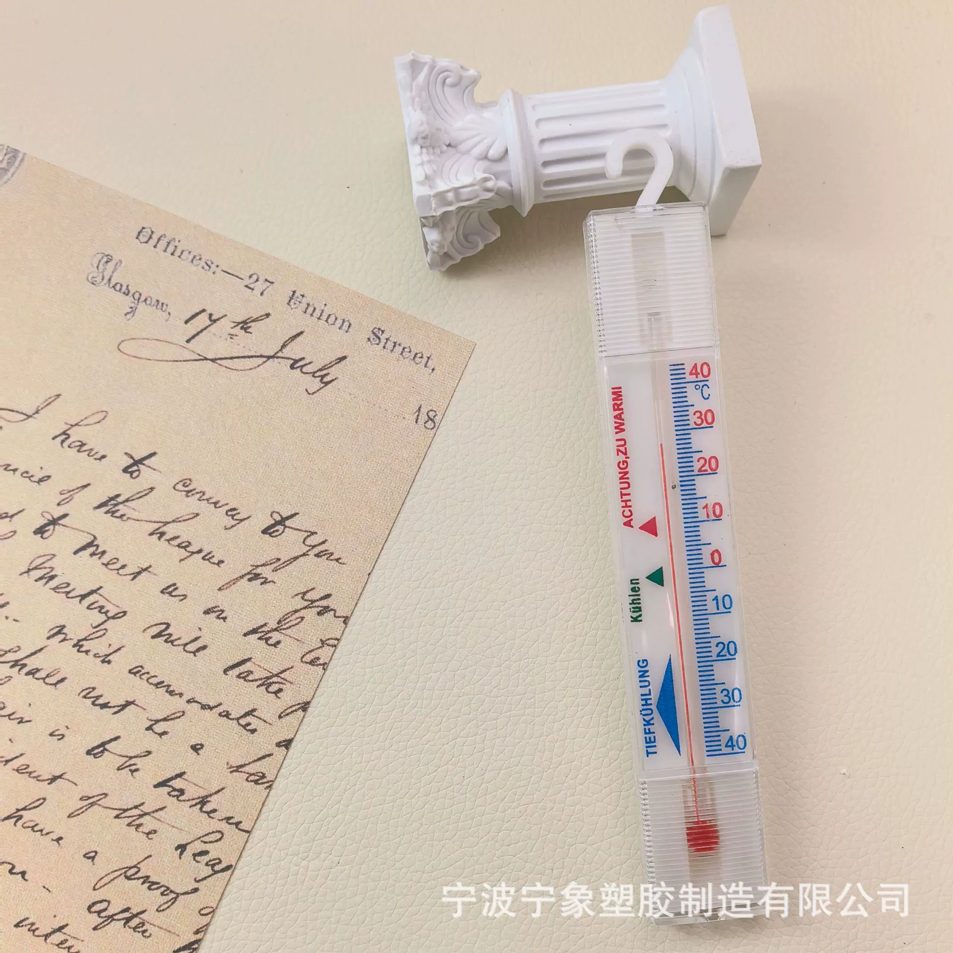 Наша компания специализируется на производстве пластиковых стеклянных термометров, магнитов, термометров для холодильников, комнатных термометров, стеклянных стержней.