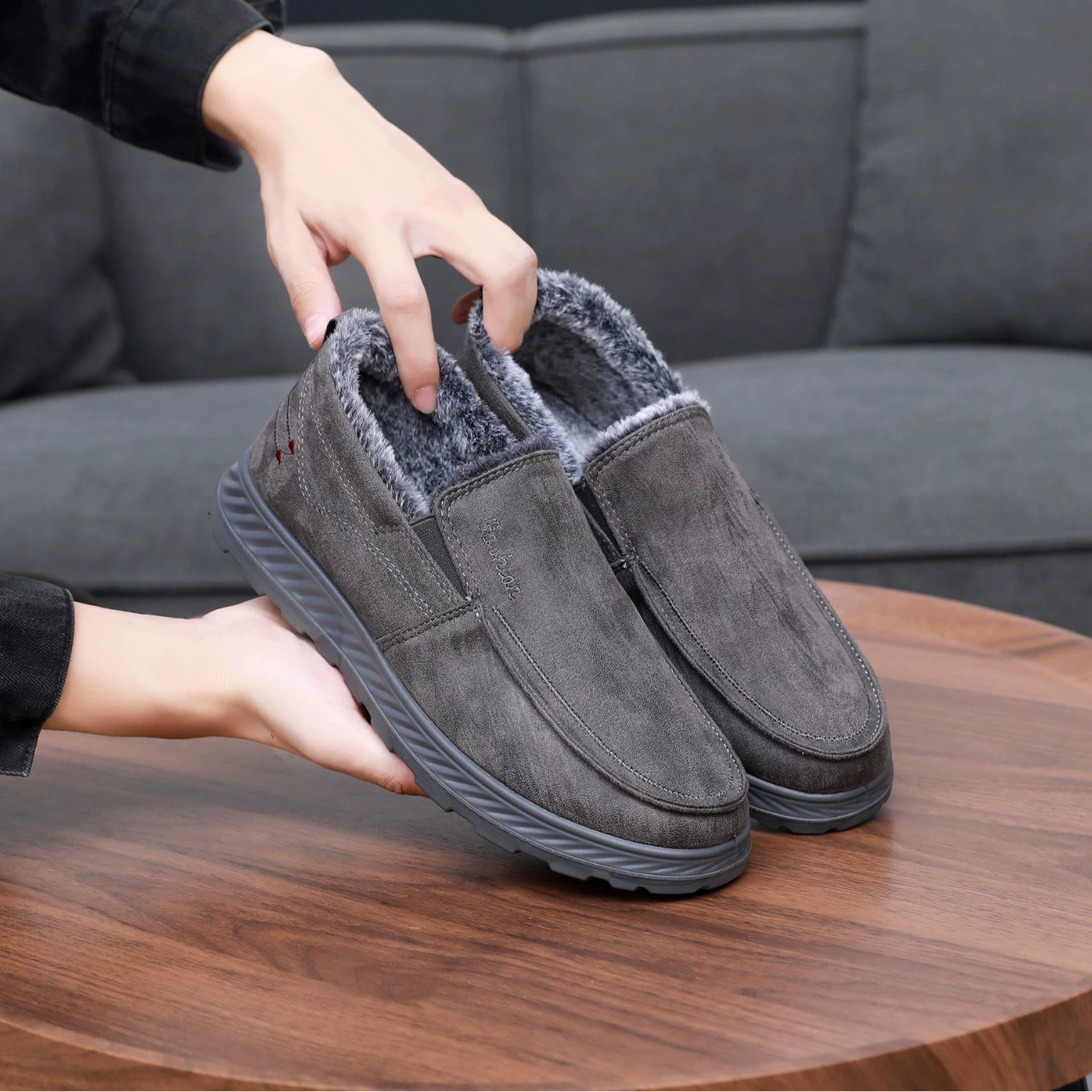 Зимние новые мужские тканевые туфли в стиле старого Пекина 2024 года, утолщенные повседневные хлопковые туфли для отцов среднего и старшего возраста, на флисовой подкладке и водонепроницаемые для мужчин.