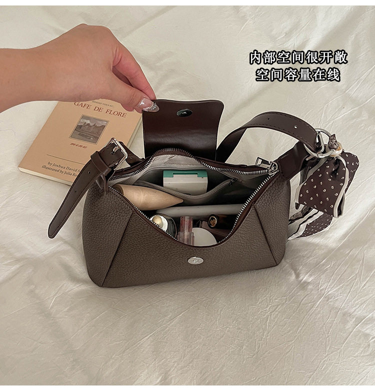 Túi xách tay nữ dáng sủi cảo cỡ lớn đeo vai/nách chất liệu PU mềm — Bùn, Màu caramel, Tên, Sâu chi tiết 6