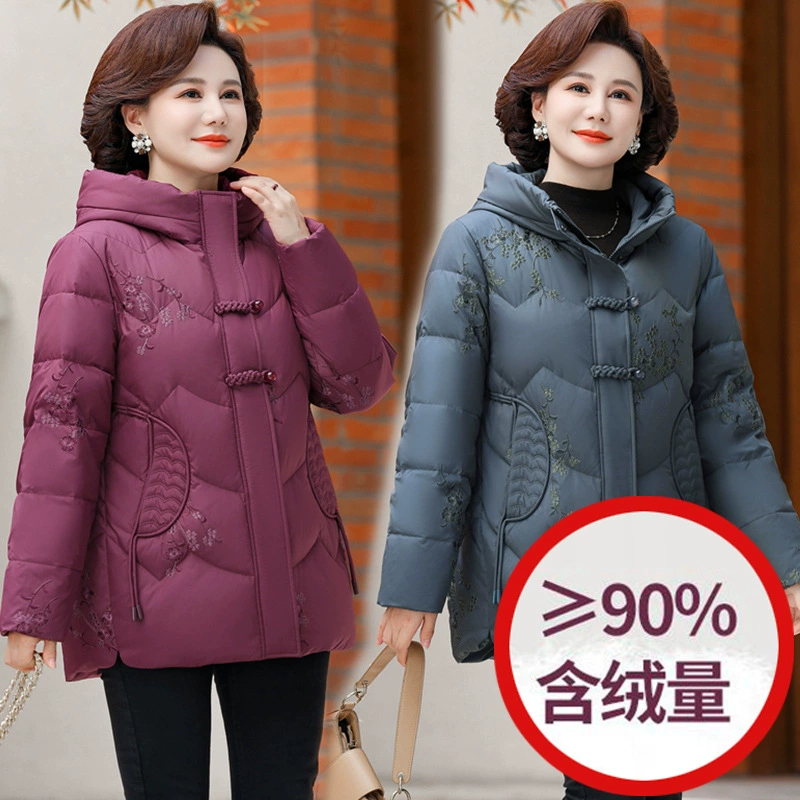 妈妈装90羽绒服秋冬新款中老年女白鸭绒加厚外套大码时尚短款棉服