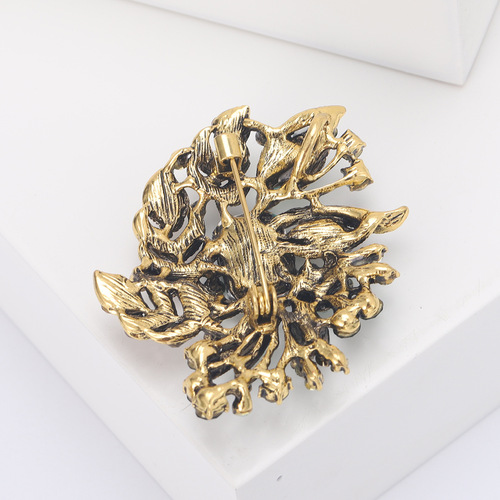 Cross-border foreign trade European and American style crystal glass brooch, temperament high-end retro women's clothing accessories brooch
