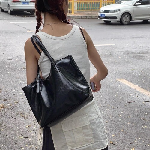Autumn bags 2024 new large-capacity armpit bag fashionable commuter shoulder bag high-end niche versatile tote