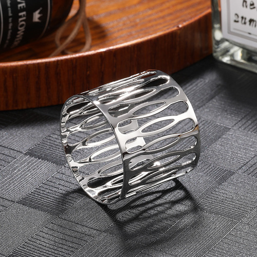 Simple metal handicraft napkin ring tableware napkin ring western dining utensil creative pattern hollowed-out napkin ring 