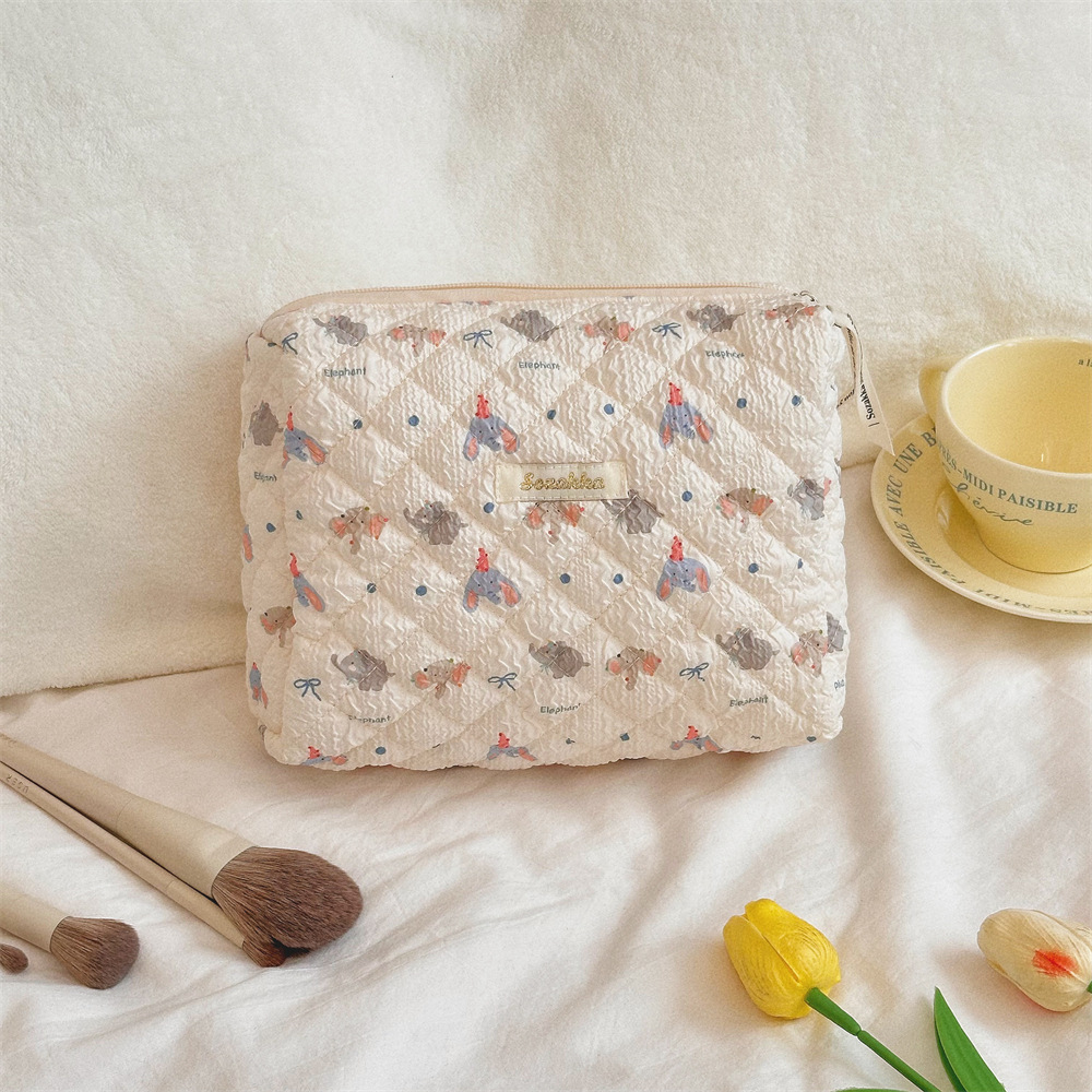 4681 embossed hand-held makeup bag, large-capacity portable storage bag, cute toiletry bag, travel storage bag Item Picture