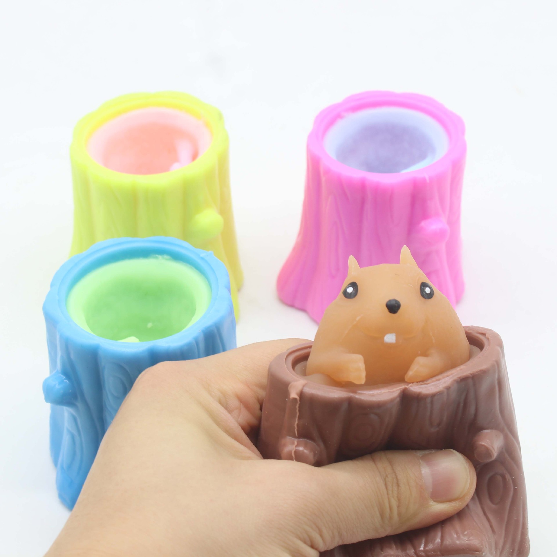 Unzip the squirrel cup, pinch the tree stump squirrel cup, squeeze the new and strange evil flying squirrel cup, one piece wholesale