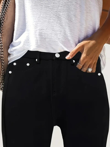 Stretchy, tight-fitting jeans with a high waist that slim the figure; slim-fit, ankle-length pants that lift the hips—pencil pants.