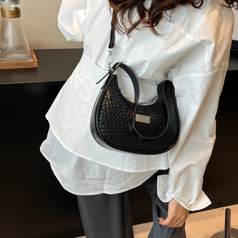 Bolsos de axila populares de verano para mujer 2025 comercio exterior nuevo estilo nicho todo-fósforo bolso de hombro de alta gama nicho bolsa de media luna