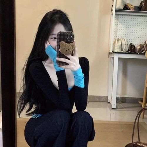 Ultra-comfortable modal V-neck faux two-piece contrast-color long-sleeve T-shirt for women—perfect for spring and summer, offering a slimming, figure-flattering fit as a versatile inner layer or base top.