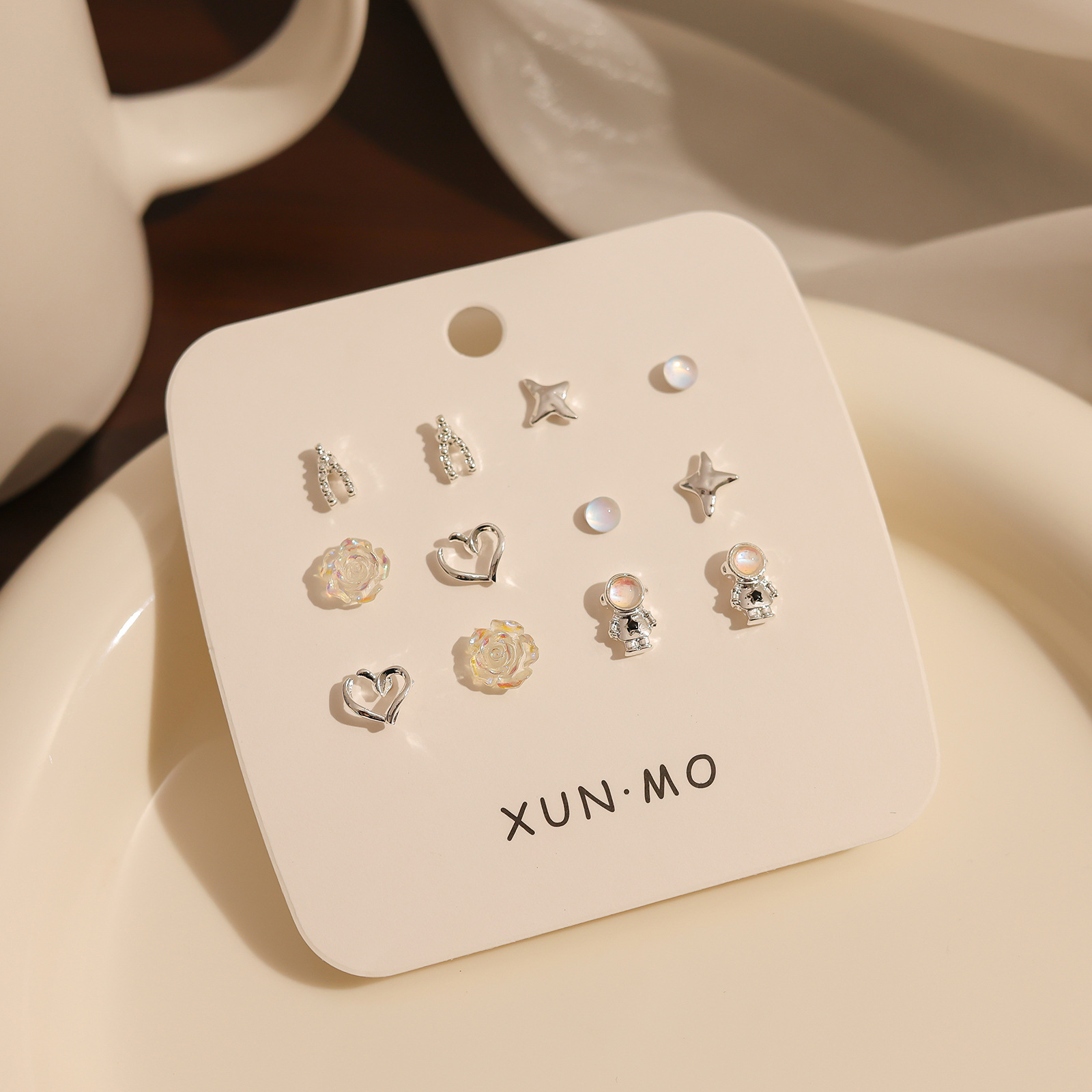 Juego de pendientes de aguja plateados, sencillos y compactos para mujer, pendientes geométricos en forma de corazón, bonitos, dulces y versátiles, venta al por mayor para puestos de mercado