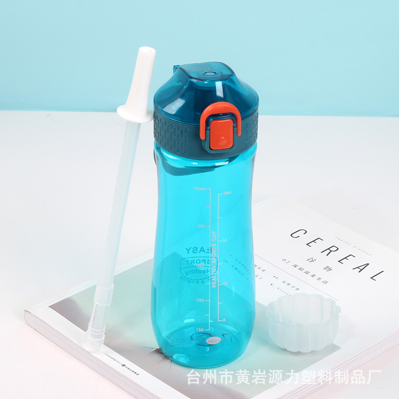 Taza de plástico deportes al aire libre taza de agua al por mayor 600ml con mango boca recta tapa elástica taza de agua se puede equipar con colador y paja