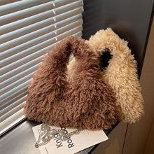 手提毛毛包女秋冬新款今年流行的包包高级感小众毛绒包包手拿小包
