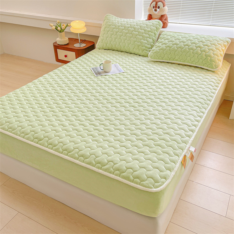 2024 invierno nuevo estilo color sólido color liso leche terciopelo acolchado juego de cama de tres piezas cálido funda protectora Simmons