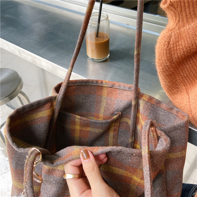 0981 Simple ins checkered woolen single-shoulder bag, hand-held cloth bag, student large-capacity shopping bag, laid-back style women's bag undefined