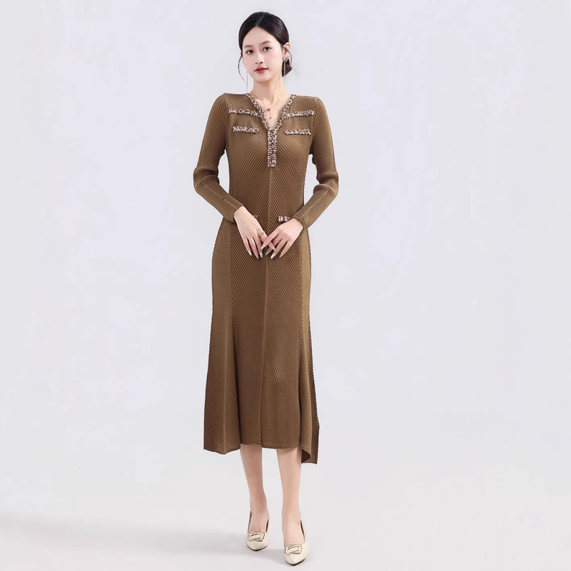 Pleated Chanel-Style Dress with Elegant and Fashionable V-Neck, New A-Line Dress with Long Sleeves, Loose Fit, Slimming Dress for Parties
