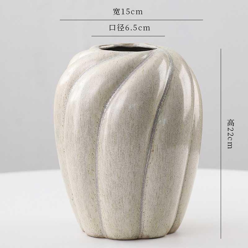 陶磁器の花瓶の水培花は寂しい風があります。