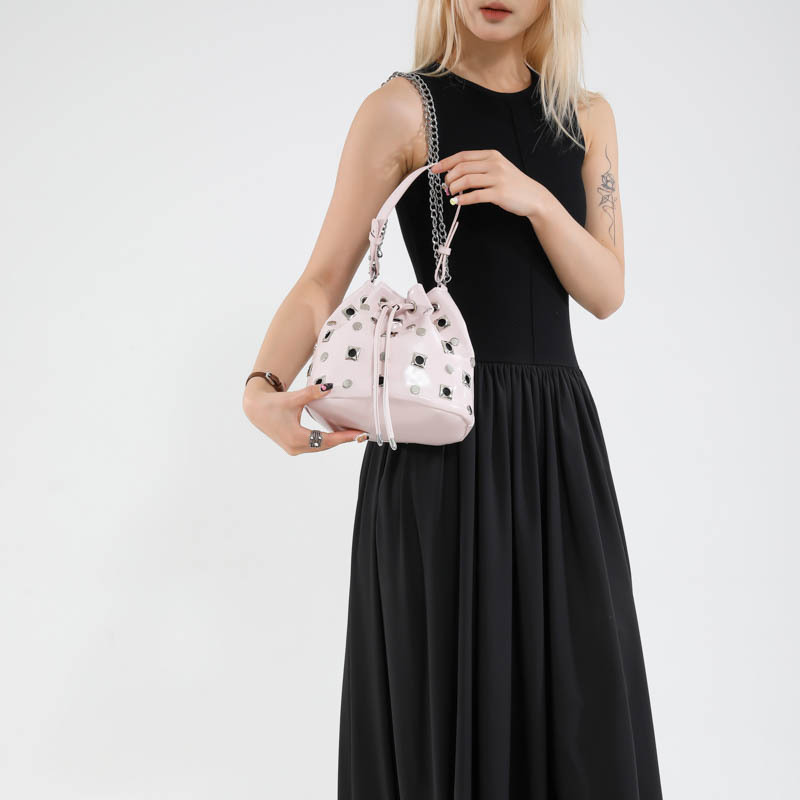 Bolso de cubo de textura transfronteriza 2025 nuevo bolso Gypsophila remache bandolera moda cadena bandolera mujer