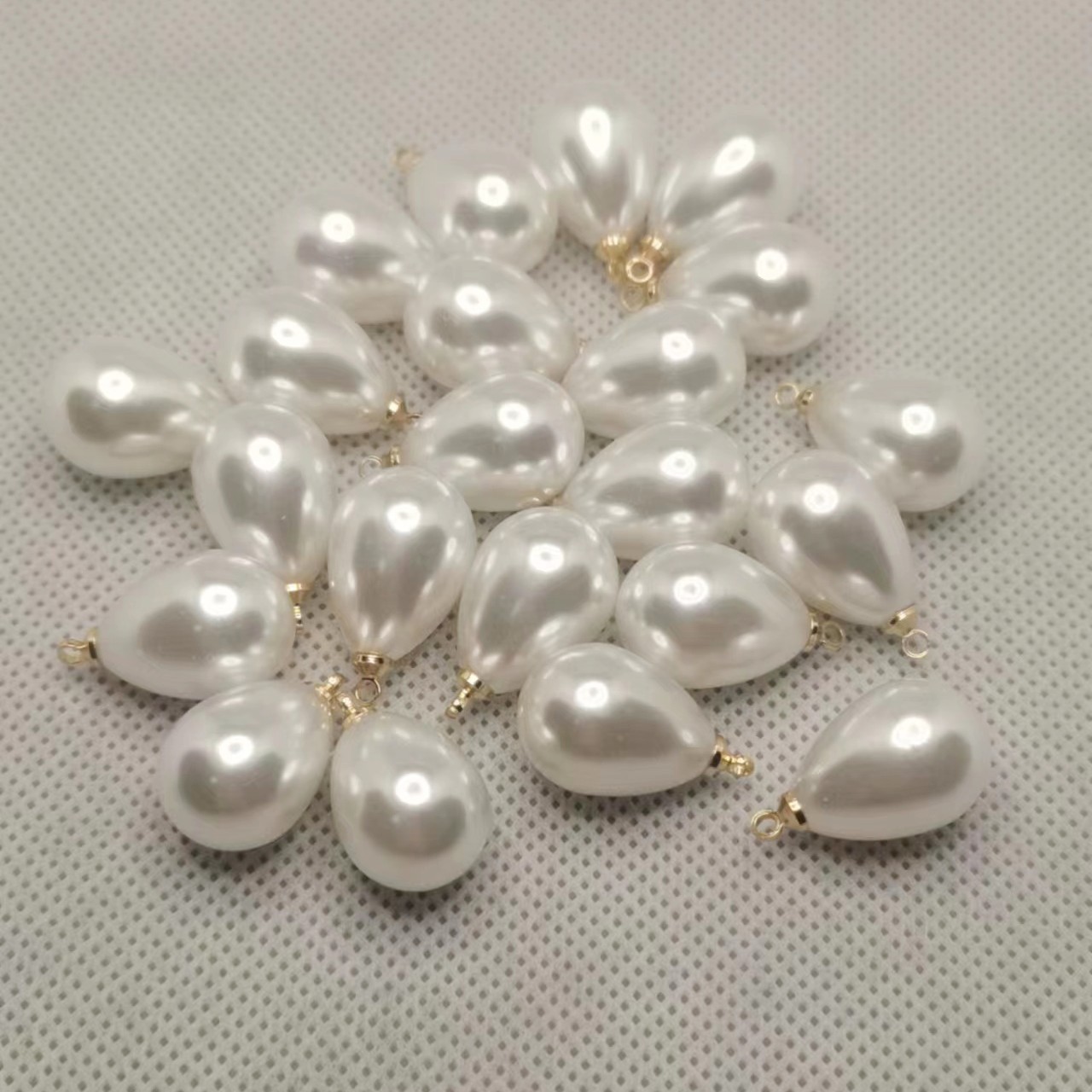 ハイライトは真珠の水滴のペンダントの流行のネックレスのイヤリングの部品をまねます。