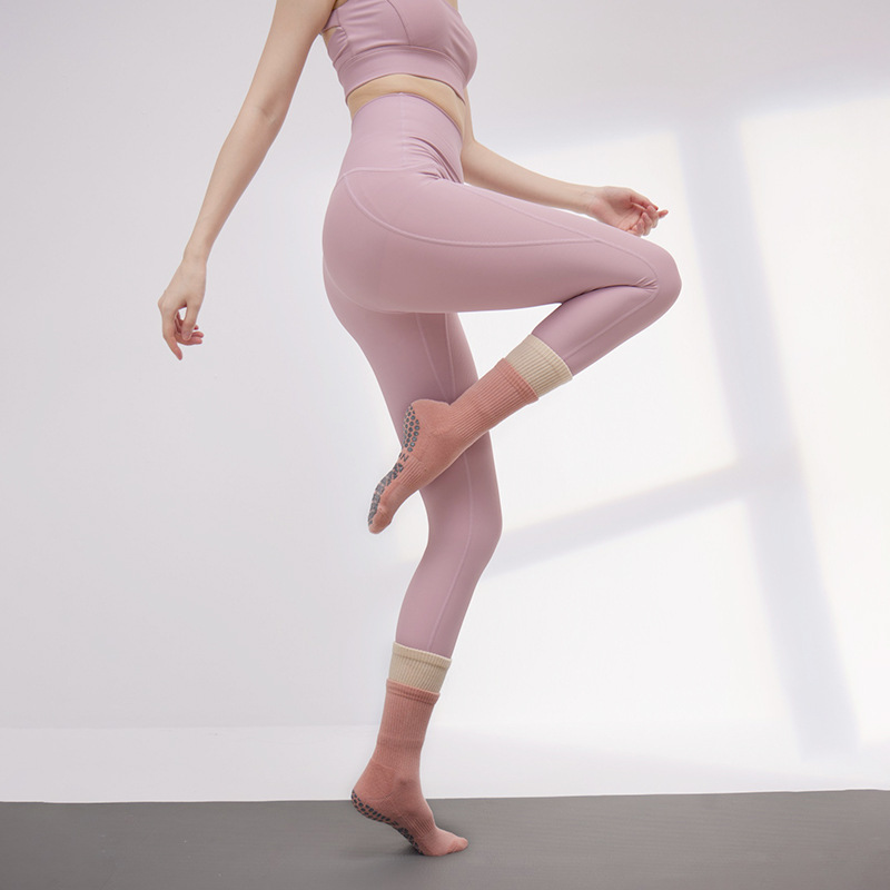 新しい秋冬ヨガソックス、滑り止め付きプロ仕様女性用ピラティスソックス、ミドル丈の厚手のテリーフィットネススポーツ専用ソックス