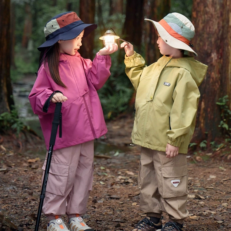 Детские куртки весна-осень 2025 новый стиль куртки для девочек топы с капюшоном для девочек куртки для мальчиков модные