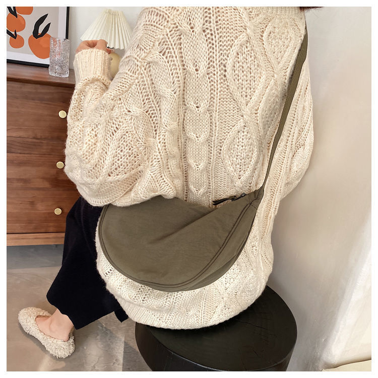 The new fashionable crossbody bag is a versatile and high-end bag for women, a casual and trendy single-shoulder bag, a crescent-shaped bag, and a dumpling bag for women undefined