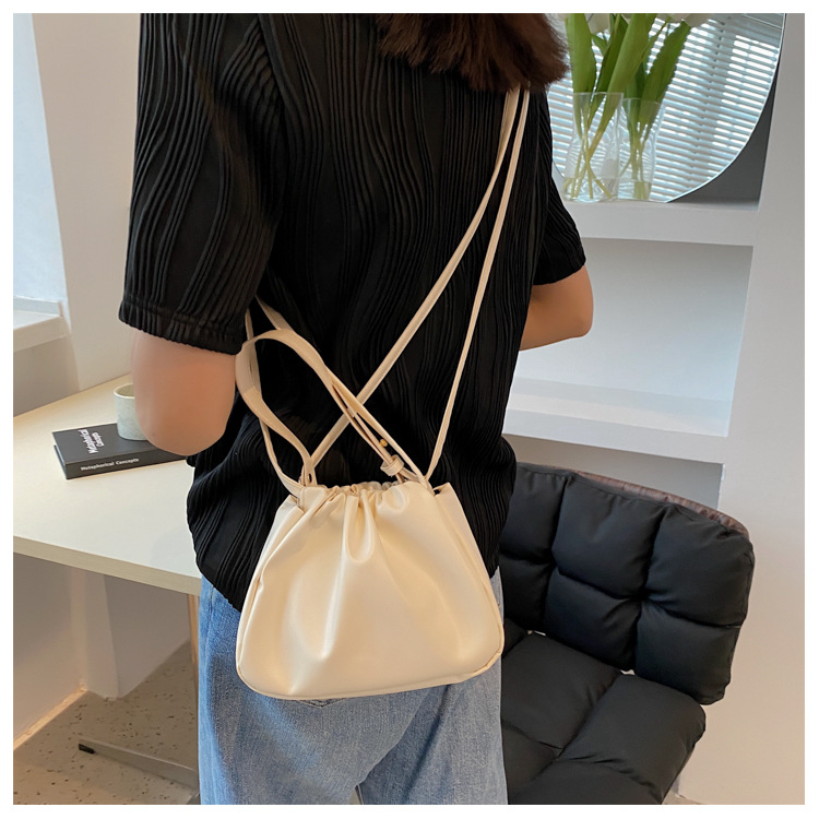 Femmes Petit Faux Cuir Couleur Unie Mode Seau Chaîne De Caractères Sac Bandoulière display picture 3