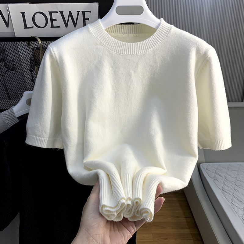 黒い丸首半袖ニットの底のシャツのメンズ秋冬の純欲な風の中にゆったりとした通勤の短いセーターの上着を掛けます。|undefined