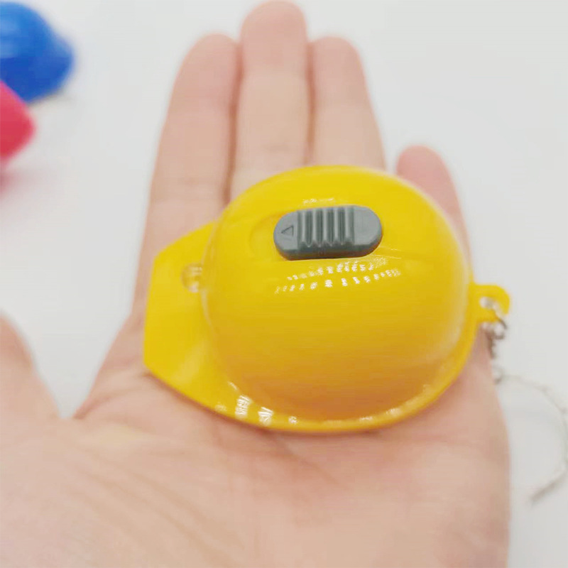 Creativo pequeño casco de seguridad llavero colgante accesorios de metal llavero abrebotellas accesorios de hardware fabricantes al por mayor