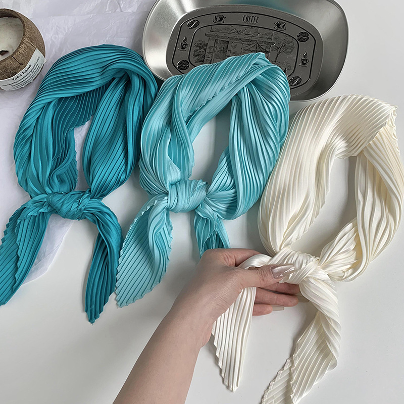 Pañuelo de seda de alta calidad nuevo estilo de color sólido arrugado bufanda de seda para mujer bufanda en forma de diamante versión coreana de la bufanda de seda de imitación pequeña bufanda en la cabeza banda para el cabello