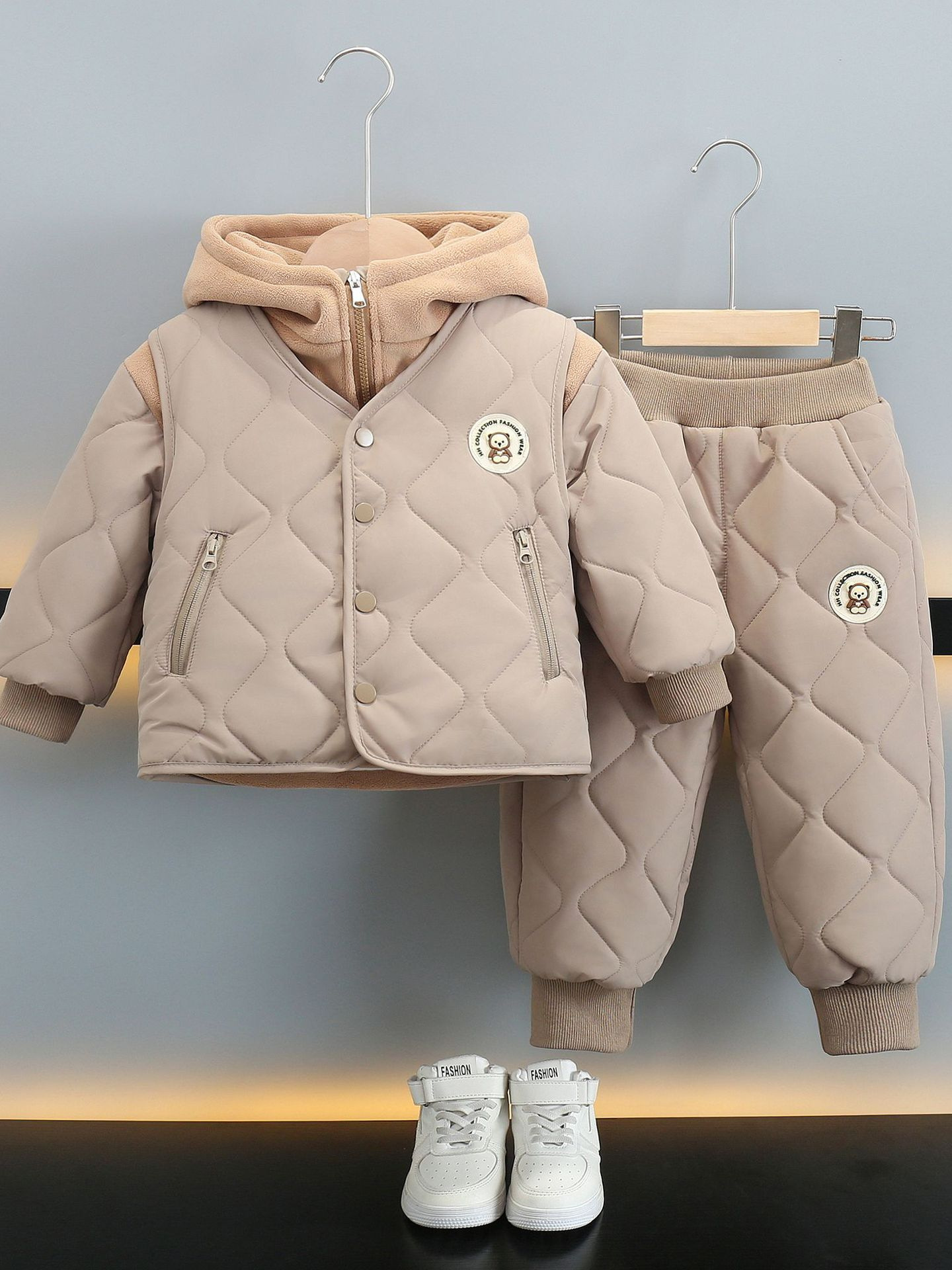 6753 Traje de chaleco para niños Ropa de otoño e invierno 2025 Nuevos niños más terciopelo engrosamiento Chaqueta de algodón de invierno coreana de tres piezas