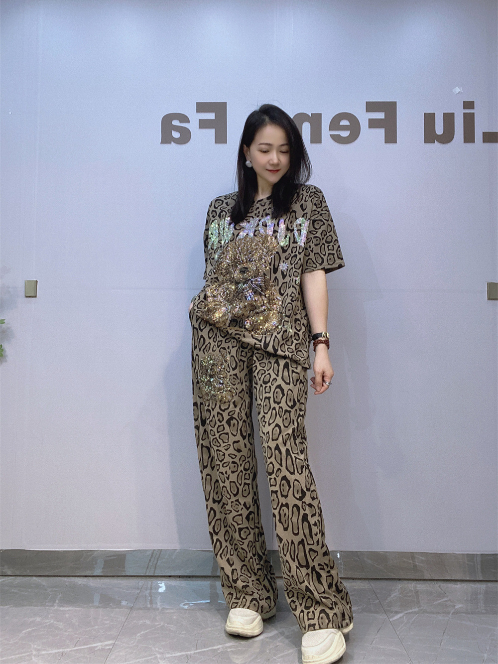 Pantalón de manga corta con cuello redondo con estampado de leopardo americano, casual al aire libre, traje de talla grande, pantalones anchos de cintura alta de verano para mujer, traje de dos piezas image 6