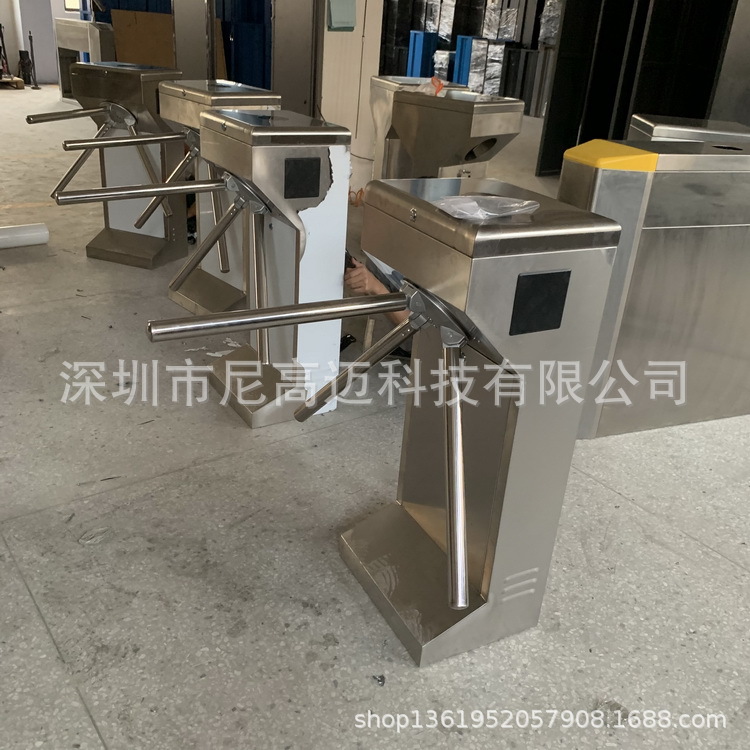 供应304不锈钢立式三辊转闸景区计数旋转手动闸门半全高单向杆匝