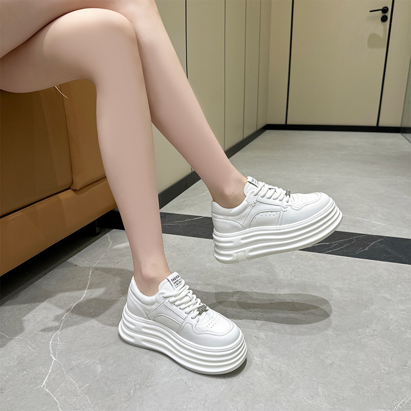 2025 新厚底本革白靴女性の秋のスポーツシューズ韓国スタイルのインナー高さカジュアルスニーカー女子学生靴|undefined