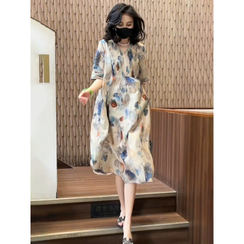 Элегантное платье с V-образным вырезом и принтом для женщин, лето 2025, новое, свободного кроя, стройнящее, с французской плиссированной юбкой.