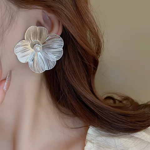 S925 Silver Needle Korean Minimalist Metal Flower Western European Atmospheric Unique Style Complementary High-End Design Earrings