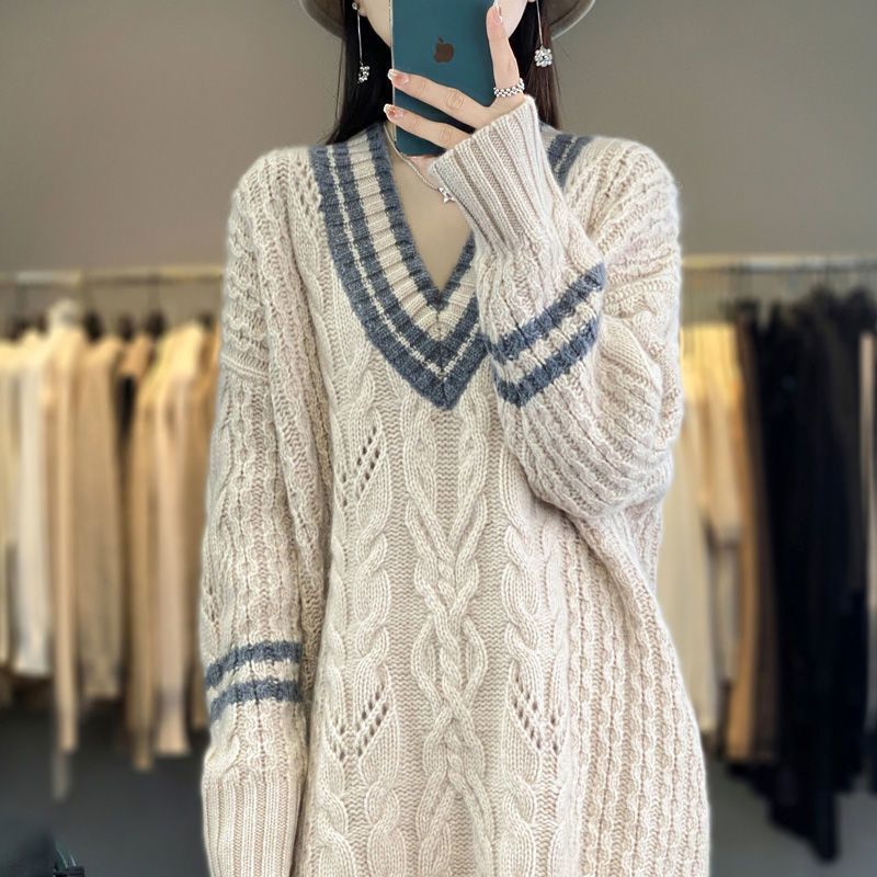 UNMUN高档中长款保暖连衣裙25秋冬新款糯糯软麻花打底V领毛衣女外