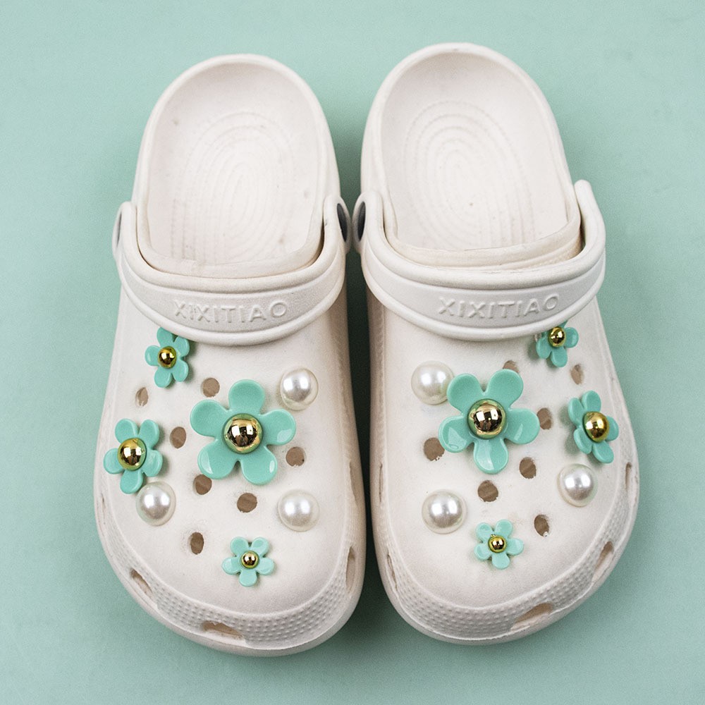 Resina artificial Flor de Oro núcleo de cinco pétalos accesorios de flores DIY agujero zapatos zapato hebilla joyería hebilla Margarita perla conjunto