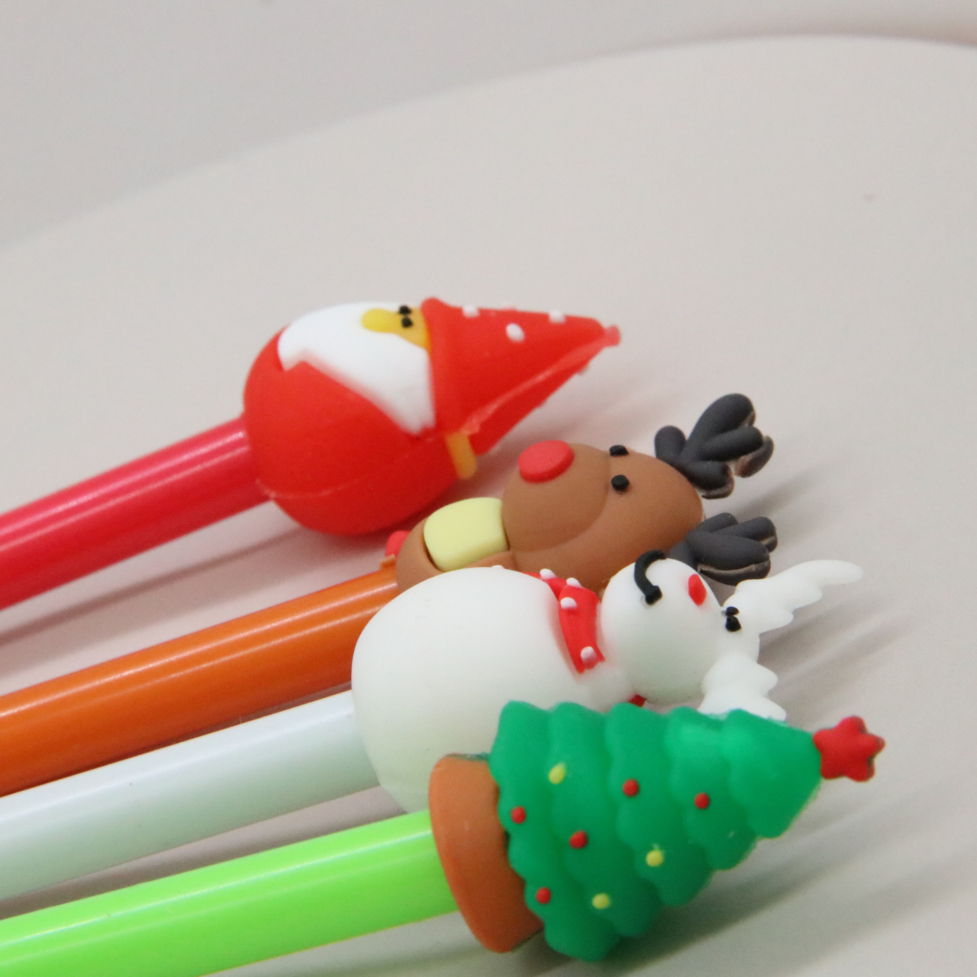 Bolígrafo de dibujos animados con diseño de Papá Noel y árbol de Navidad, papelería bonita, stock disponible para envío internacional, bolígrafo portátil.