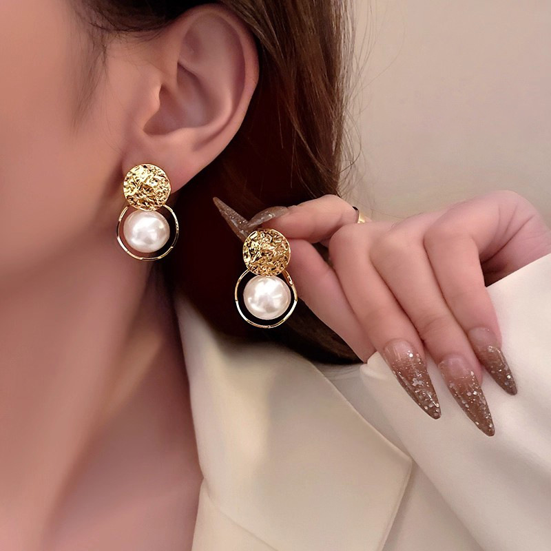 S925 aguja de plata Luz de lujo nicho pendientes de perlas de alto grado versátil elegante exquisito diamante incrustado arco pendientes