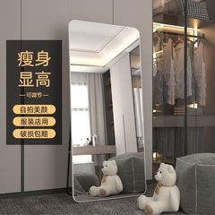 超白服店の試着鏡は全身服を着て鏡を撮影します。