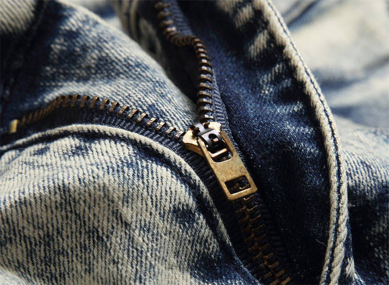 Spodnie jeansowe męskie z elastycznymi, perforowanymi, nadrukowanymi, patchworkowymi wstawkami, dopasowane do sylwetki_voghion.com