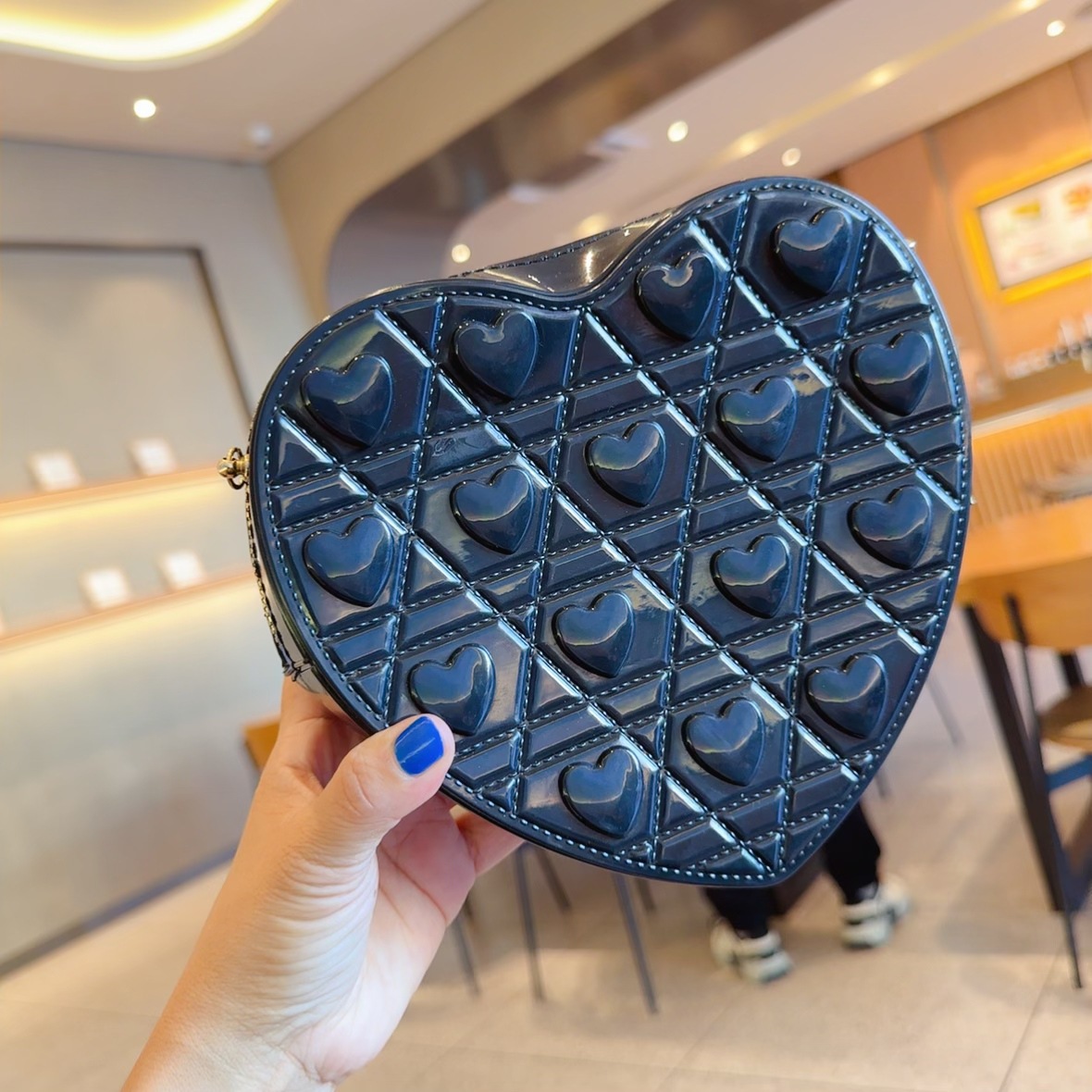 The 2025 new heart-shaped bag is a fashionable and versatile single-shoulder crossbody small bag. It's a cute jelly bag for women in summer undefined