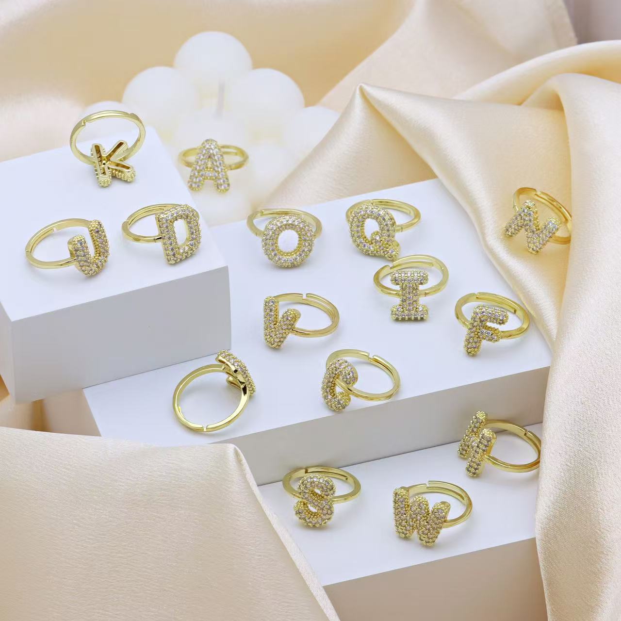 Initialen Ring Aus Vergoldetem Messing Mit Zirkonia Steinen_voghion.com