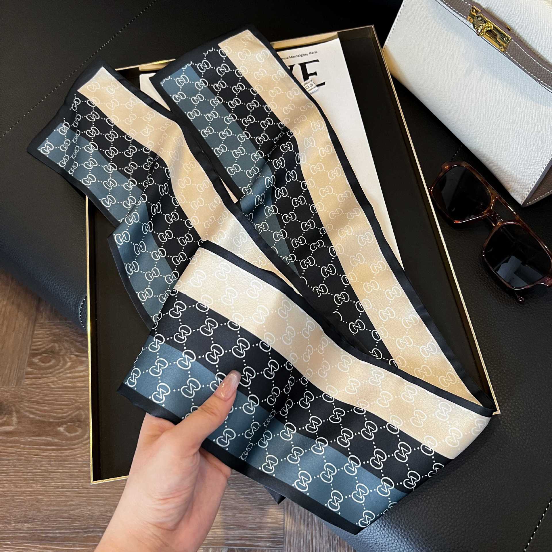 Nueva bufanda de seda pequeña banda larga estrecha para el cabello mujer estilo primavera y otoño moda madre bufanda estilo verano estilo fino serpentina bufanda al por mayor