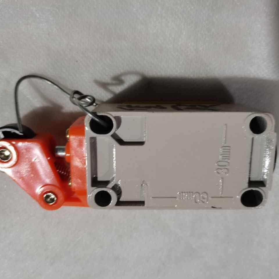 倒车开关:迪尔佳联收割机配件农机农用车拖拉机配件微耕机