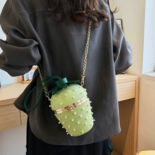 外贸跨境女包白沟工厂供应铆钉个性单肩包斜挎草莓造型水桶包