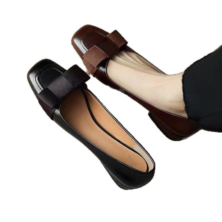 Zapatos de cuero franceses de estilo fragante para mujeres 2025 primavera nuevos zapatos de talón de arco retrógrado de talón medio
