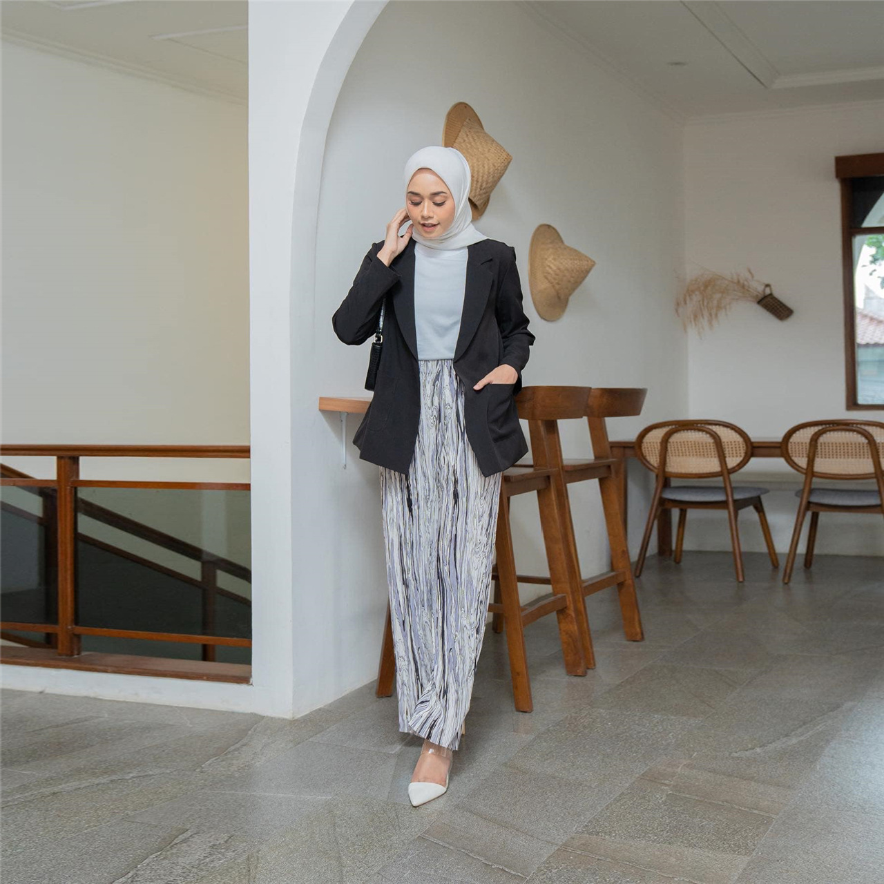 Déi nei locker, wäit Beenhosen fir Fraen sinn schlank a gefalteten, tie-dye malaesch-indonesesch Hosen._voghion.com